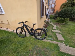 Bicicleta Eléctrica Cube Negra