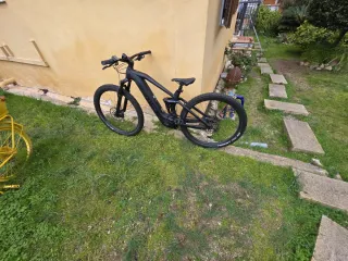 Bicicleta Eléctrica Cube Negra