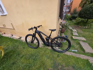 Bicicleta Eléctrica Cube Negra