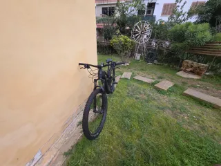 Bicicleta Eléctrica Cube Negra