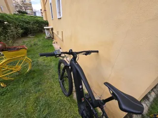 Bicicleta Eléctrica Cube Negra