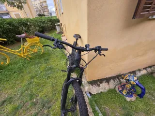 Bicicleta Eléctrica Cube Negra