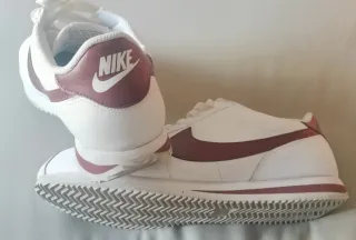 Zapatillas Nike Cortez Blancas, Logo marron
