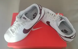 Zapatillas Nike Cortez Blancas, Logo marron
