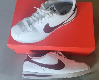 Zapatillas Nike Cortez Blancas, Logo marron