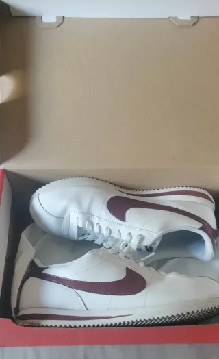 Zapatillas Nike Cortez Blancas, Logo marron