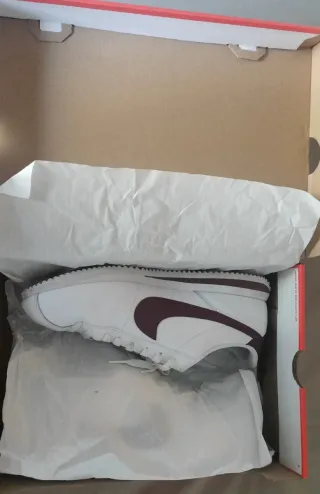 Zapatillas Nike Cortez Blancas, Logo marron