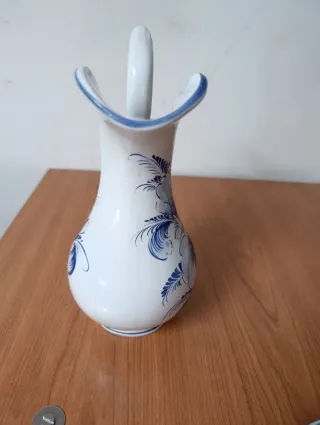 Vasija y plato de cerámica azul y blanco