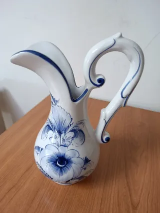 Vasija y plato de cerámica azul y blanco