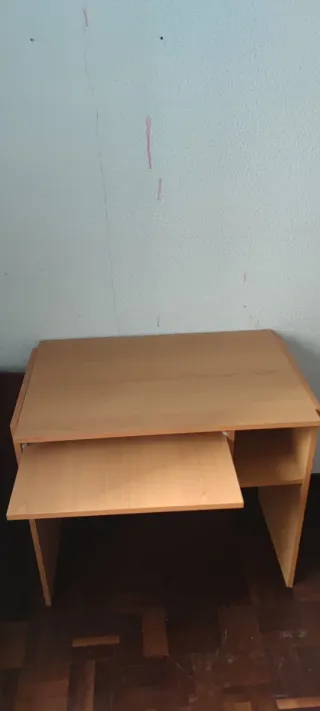 Escritorio de madera color beige y marrón