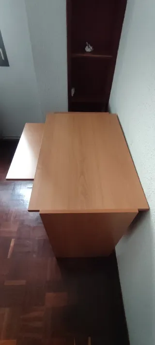 Escritorio de madera color beige y marrón