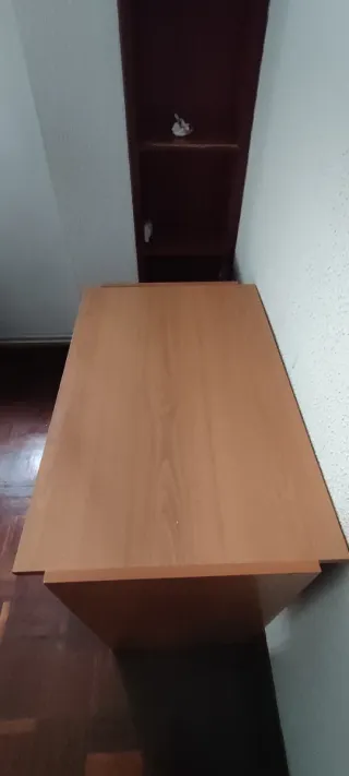 Escritorio de madera color beige y marrón