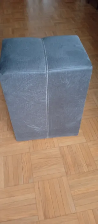 Sofá chaiselongue gris con 4 puffs