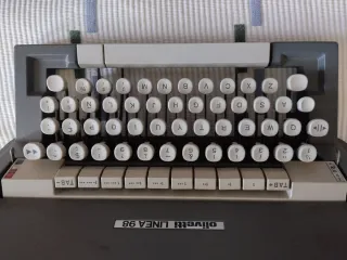 Máquina de escribir Olivetti Línea 98