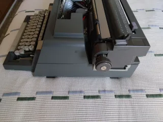 Máquina de escribir Olivetti Línea 98