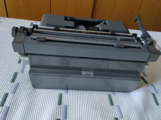 Máquina de escribir Olivetti Línea 98