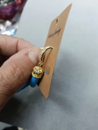 Orecchini corno blu con corona dorata