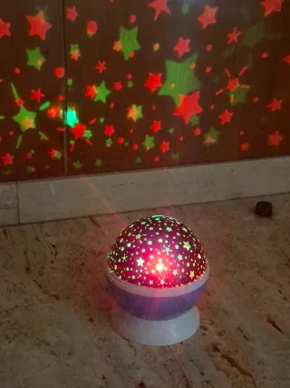 Iluminación infantil estrellas giratorias
