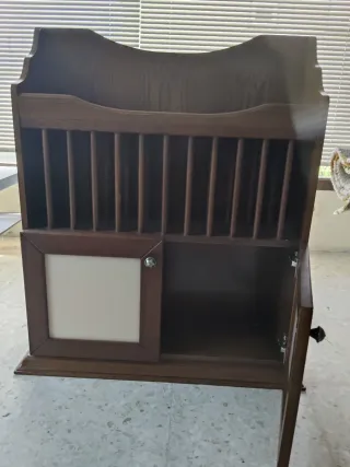 Alzador de madera beige y marrón