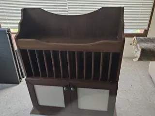 Alzador de madera beige y marrón