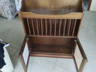 Alzador de madera beige y marrón