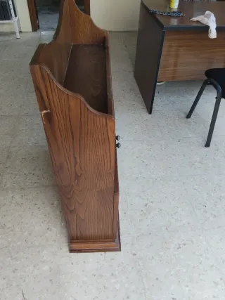 Alzador de madera beige y marrón