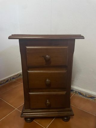 Mesita de noche de madera