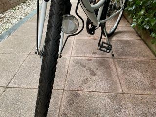 Bicicleta de ciudad blanca