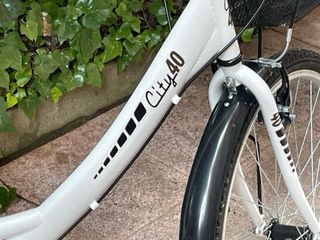 Bicicleta de ciudad blanca