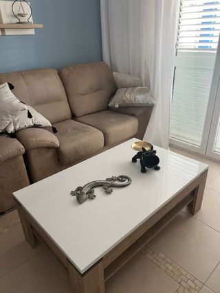 Mesa de centro blanca y madera