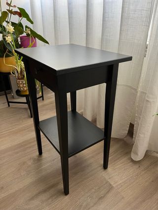 Mesita de noche negra con cajón y balda