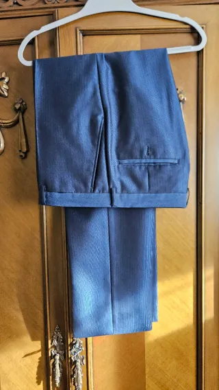 Traje de hombre azul con corbatas y camisa de jueg