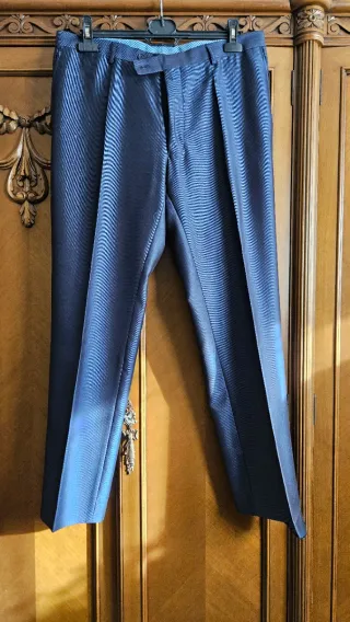 Traje de hombre azul con corbatas y camisa de jueg