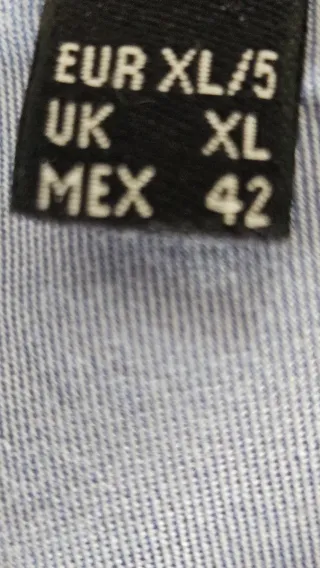 Traje de hombre azul con corbatas y camisa de jueg