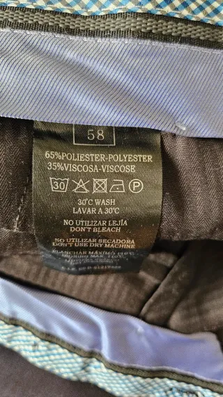 Traje de hombre azul con corbatas y camisa de jueg