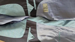 Traje de hombre azul con corbatas y camisa de jueg