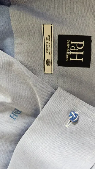 Traje de hombre azul con corbatas y camisa de jueg