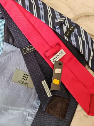 Traje de hombre azul con corbatas y camisa de jueg