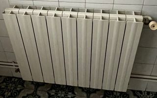 7 radiatori in metallo bianchi