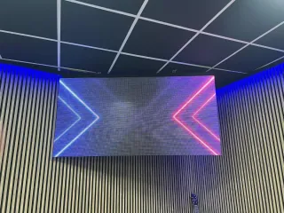 Pantalla LED y Altavoz Escucho ofertas