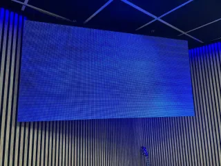 Pantalla LED y Altavoz Escucho ofertas