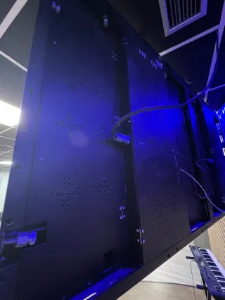 Pantalla LED y Altavoz Escucho ofertas