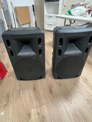 Pantalla LED y Altavoz Escucho ofertas