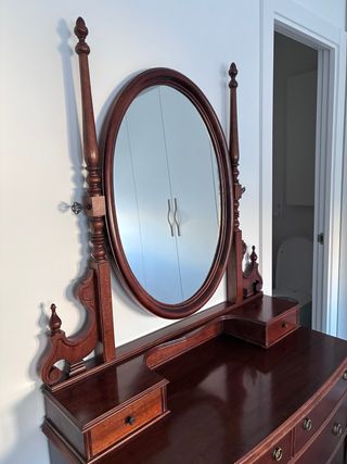 Cómoda de madera maciza con espejo