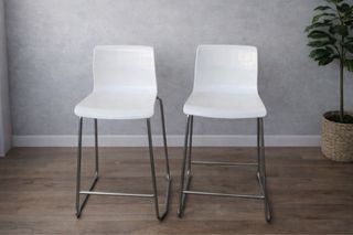 2 taburetes blancos