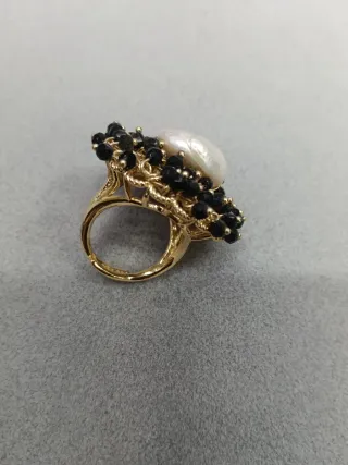 Anello con perla e pietre nere