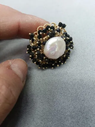 Anello con perla e pietre nere