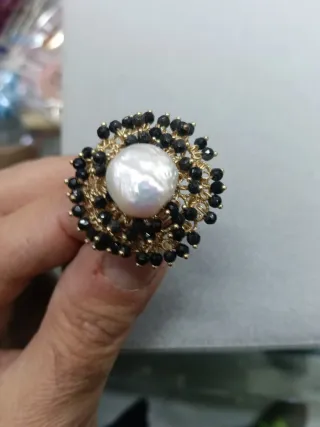 Anello con perla e pietre nere