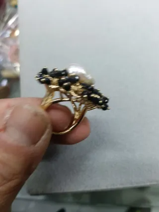 Anello con perla e pietre nere