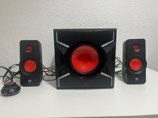 Altavoces Woxter negros y rojos